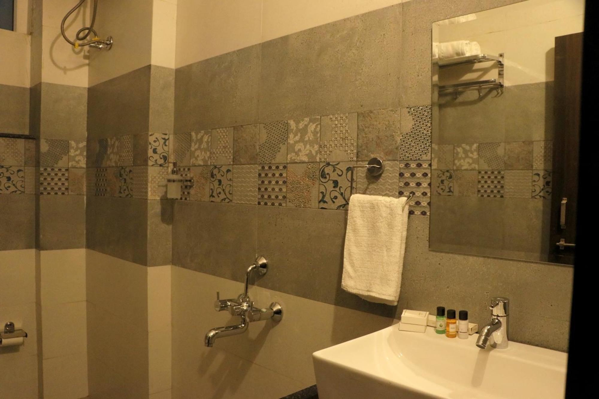 Hotel Tripli Udajpur Zewnętrze zdjęcie